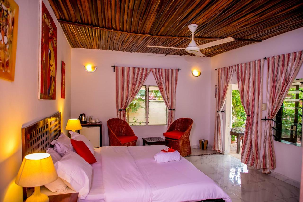 Hotel Hibiscus House Gambia Brufut Zewnętrze zdjęcie